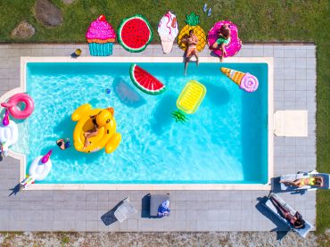 กลุ่มเพื่อนใช้เวลาพักผ่อนที่สระว่ายน้ำในบ้านพูลวิลล่า หัวหิน